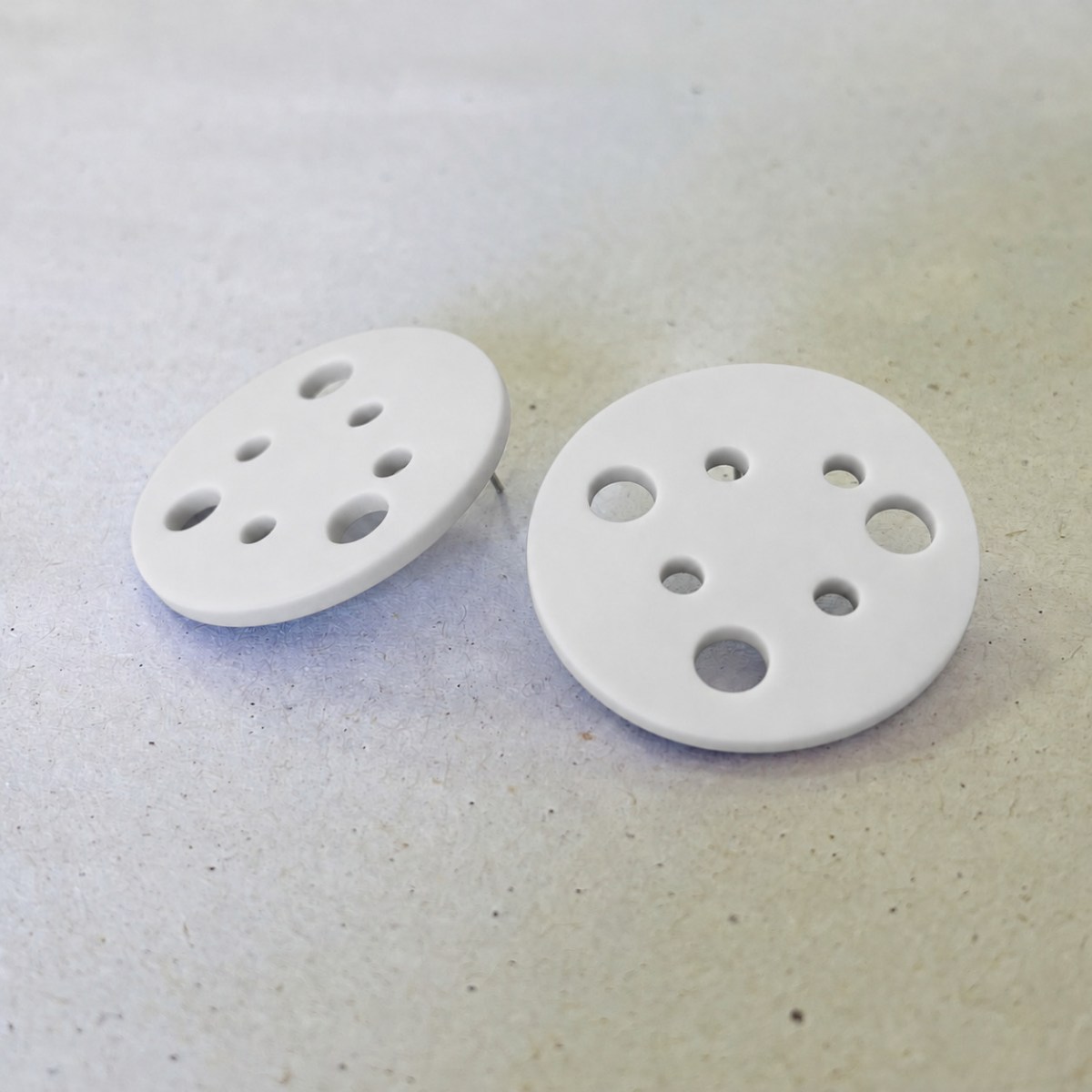 HOLE WHITE